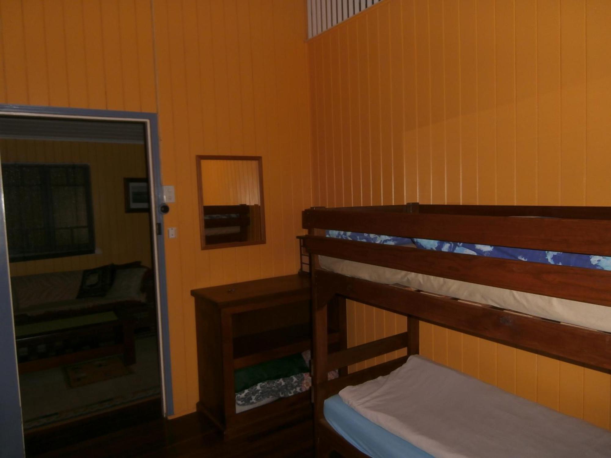 Mango Tourist Hostel Hervey Bay Room photo