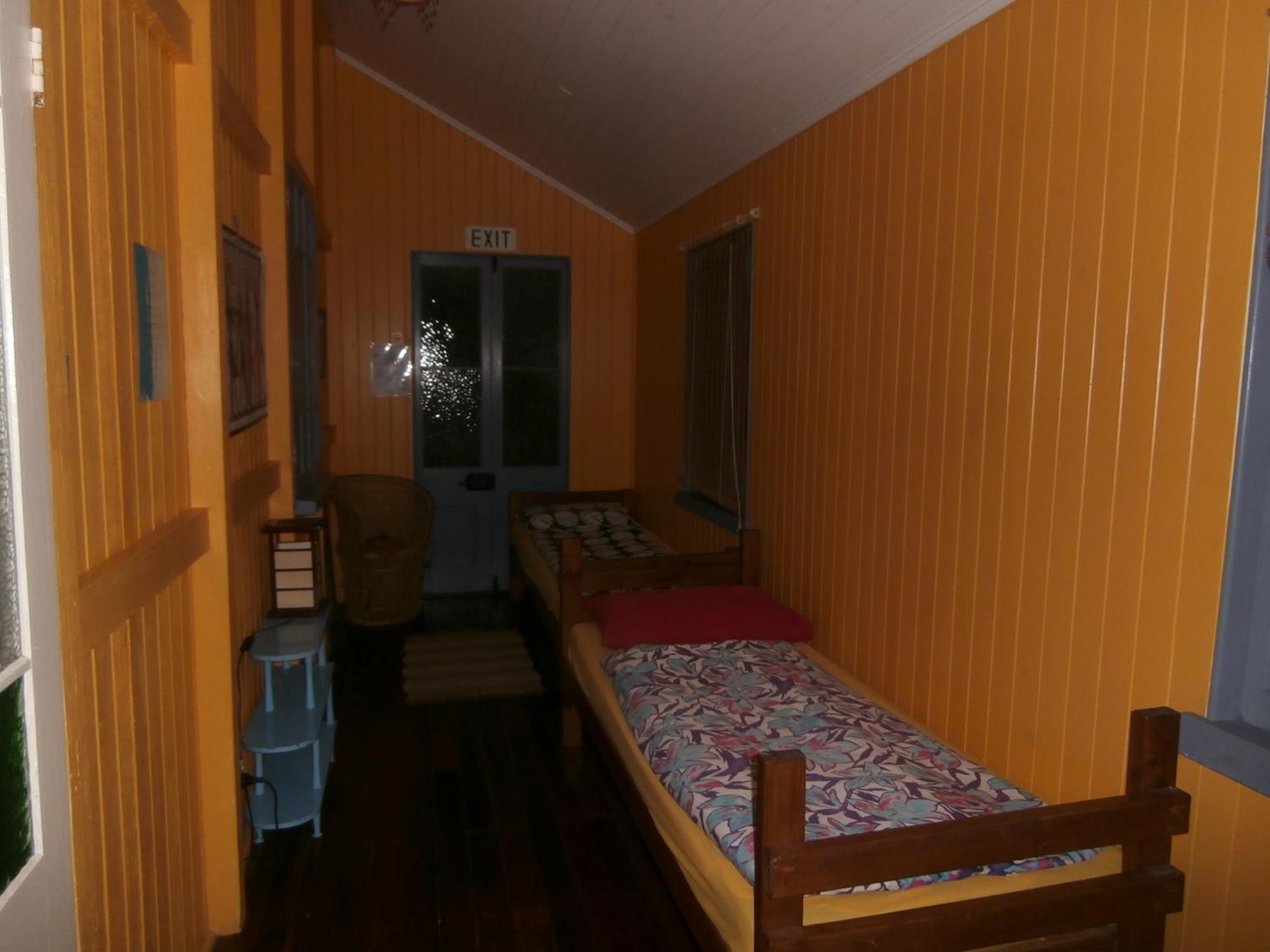 Mango Tourist Hostel Hervey Bay Room photo