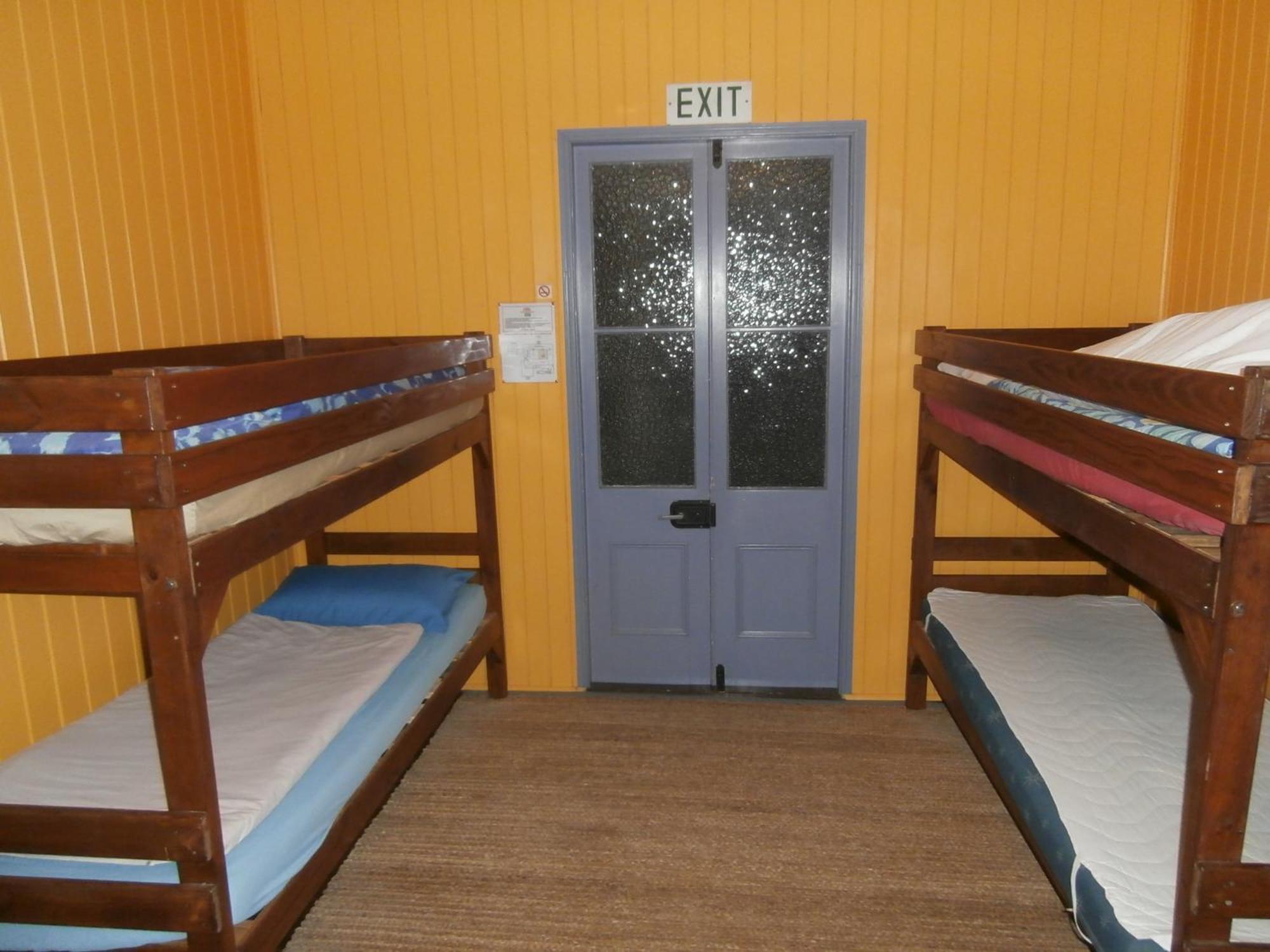 Mango Tourist Hostel Hervey Bay Room photo