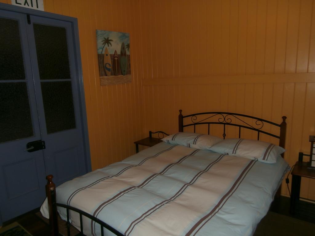 Mango Tourist Hostel Hervey Bay Room photo