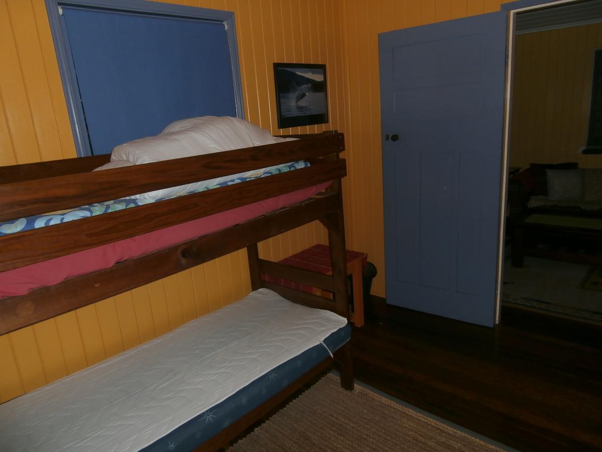 Mango Tourist Hostel Hervey Bay Room photo